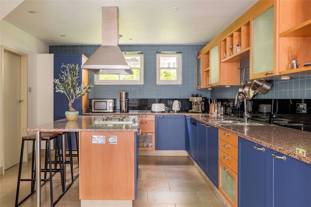 Property photo 2 of 11 Kitchen