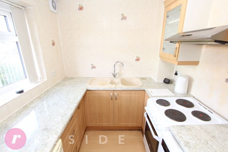 Property photo 3 of 10 Kitchen