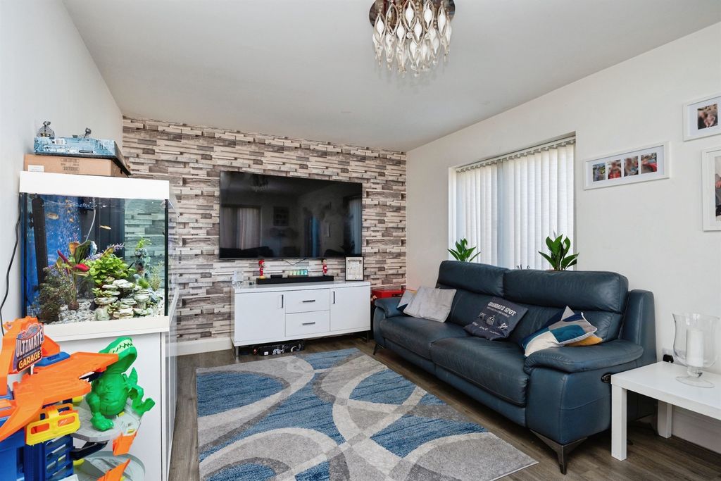 Property photo 3 of 27