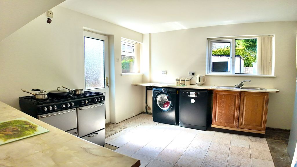 Property photo 2 of 25