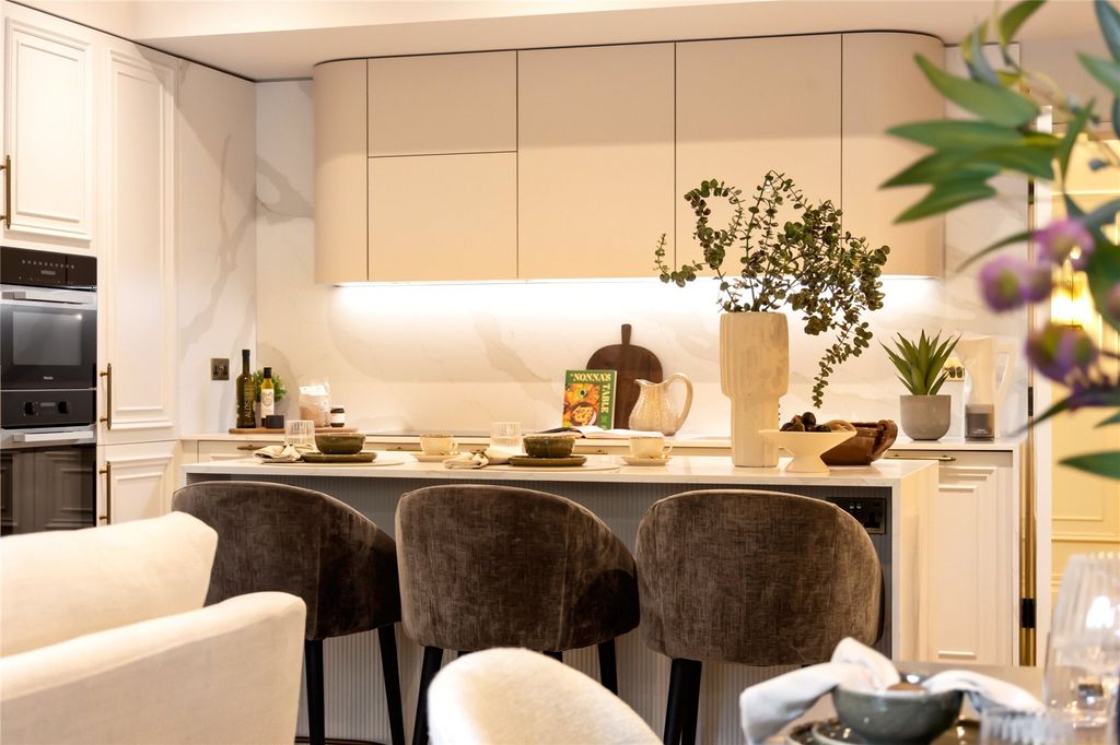 Property photo 2 of 13 Show Home