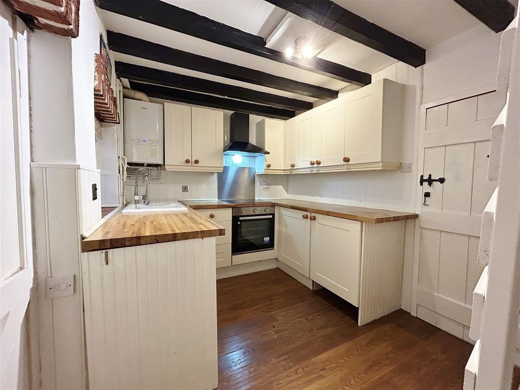 Property photo 3 of 11 Kitchen