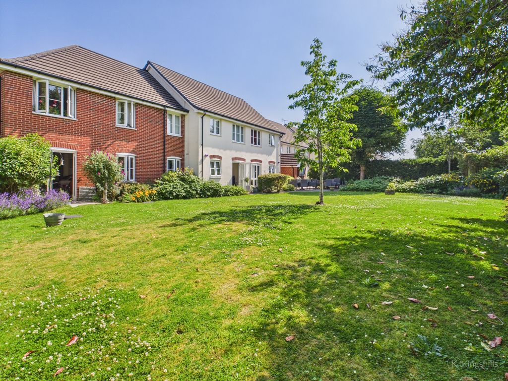 Property photo 1 of 12 Communal Gardens