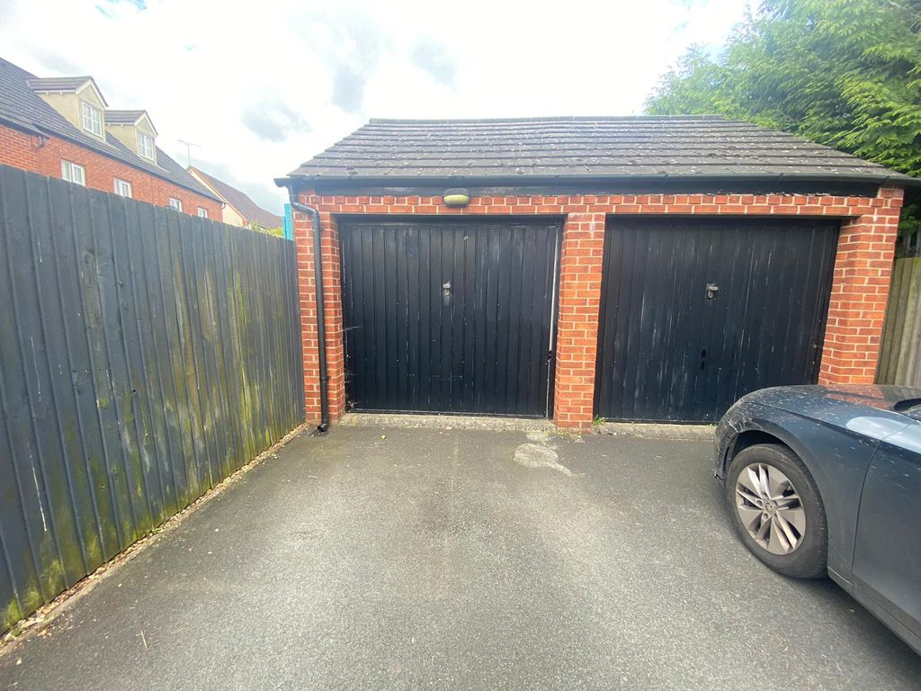 Property photo 2 of 10 Garage
