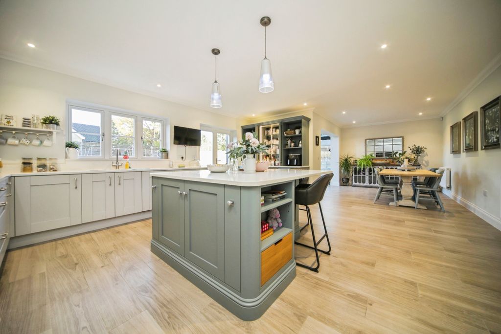 Property photo 3 of 27 Kitchen