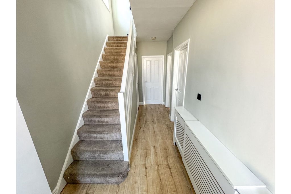 Property photo 2 of 11 Entrance Hall