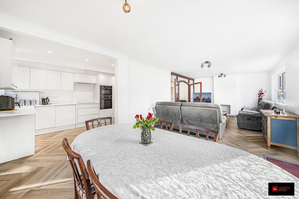 Property photo 3 of 28