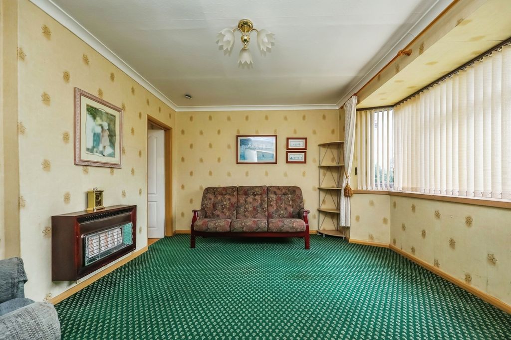 Property photo 3 of 18 Lounge