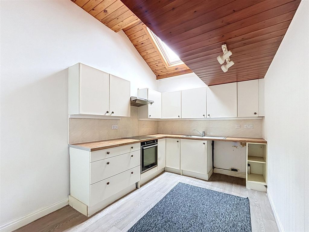 Property photo 3 of 9 Kitchen