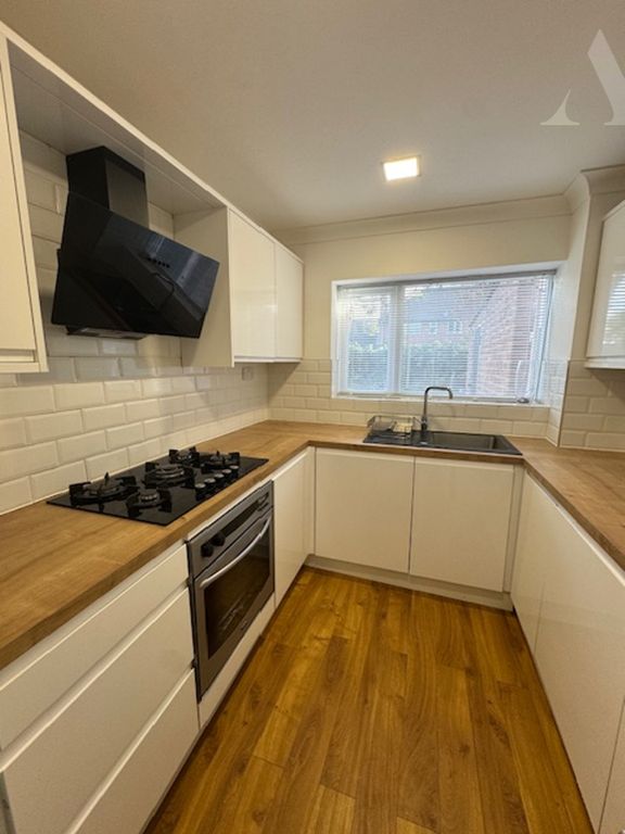 Property photo 2 of 14 5 Glascote Grove. Kitchen.Jpeg