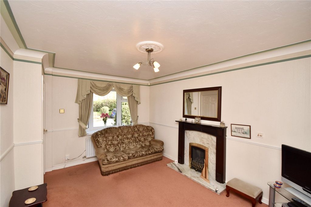 Property photo 3 of 15 Lounge