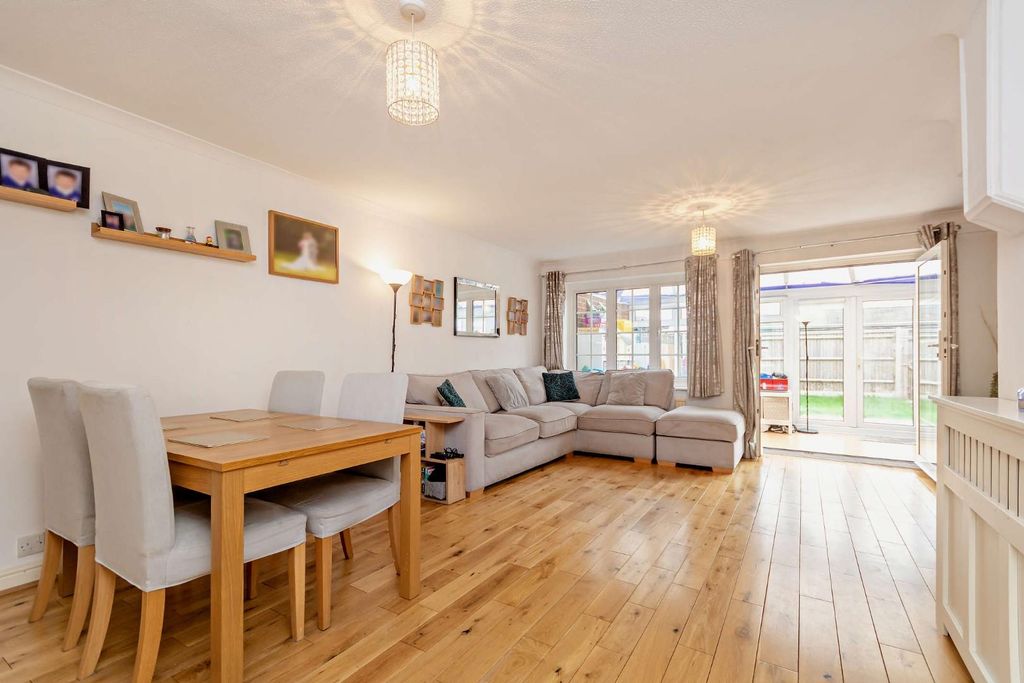 Property photo 2 of 21 8677302-Interior02-800.Jpg