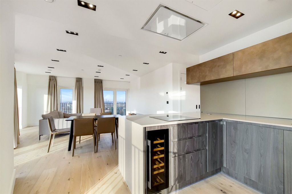 Property photo 3 of 12 Keybridge Tower