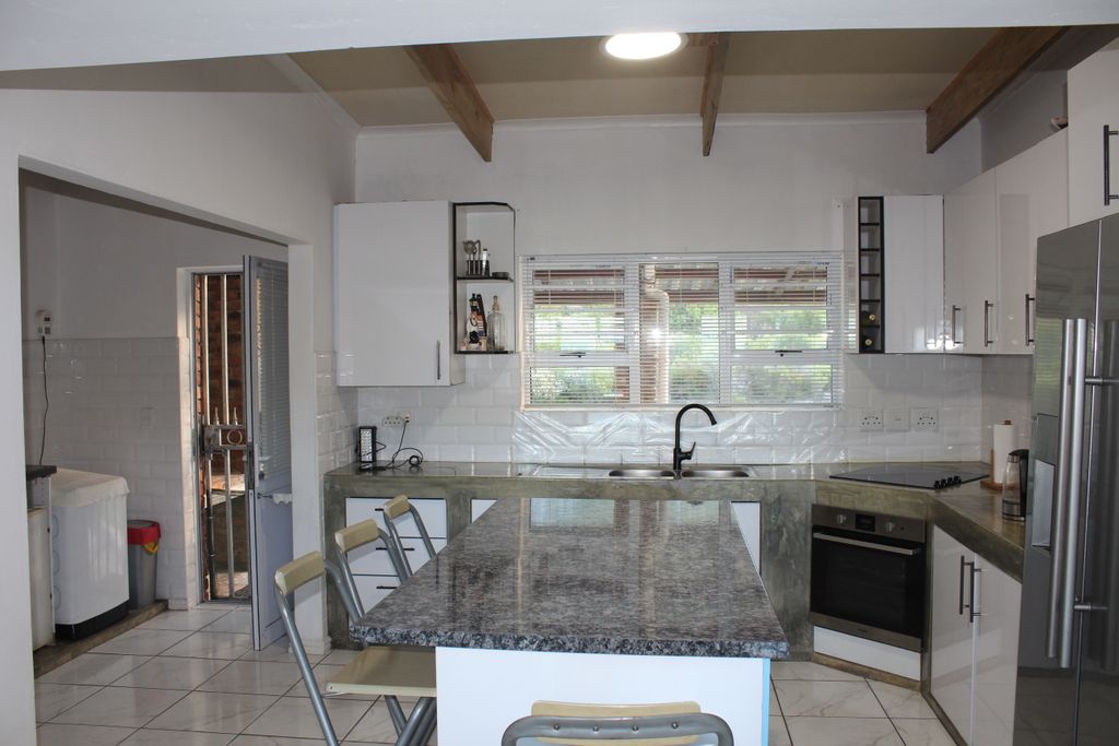 Property photo 2 of 33