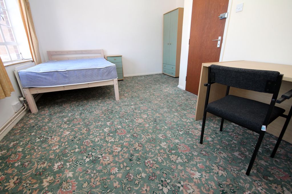 Property photo 3 of 7 Room 1