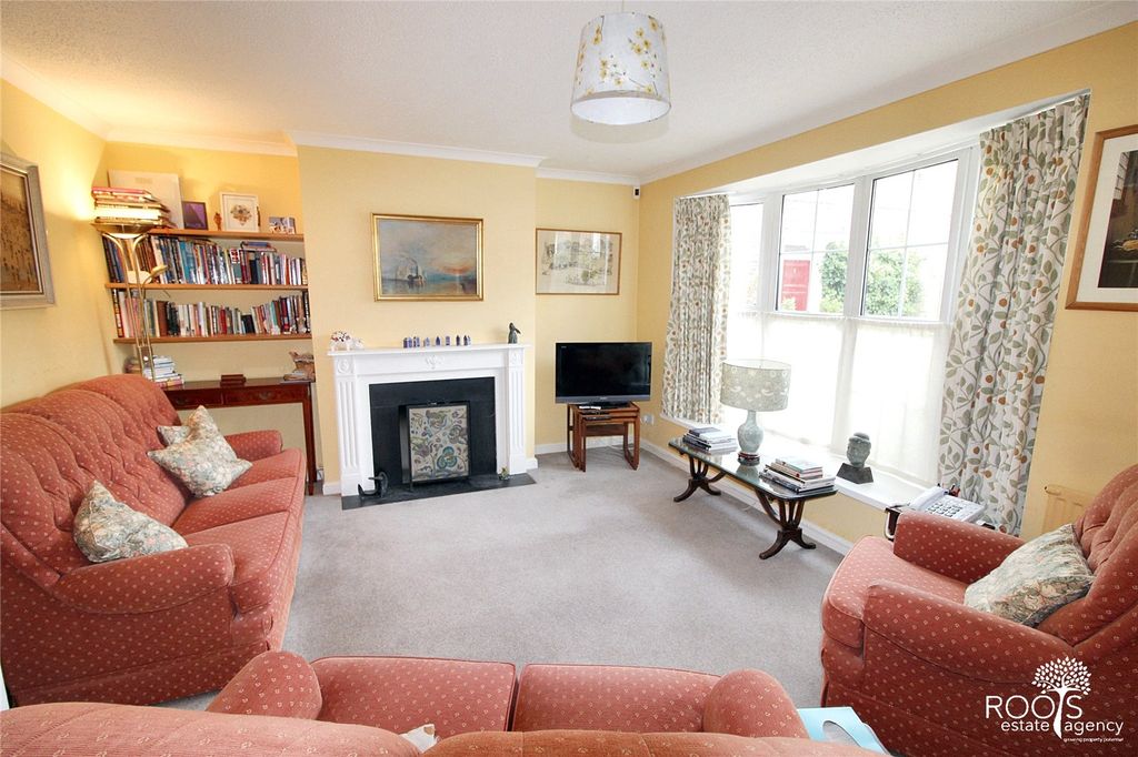 Property photo 2 of 18 Sitting Room