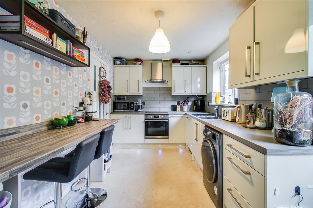 Property photo 3 of 10 Kitchen