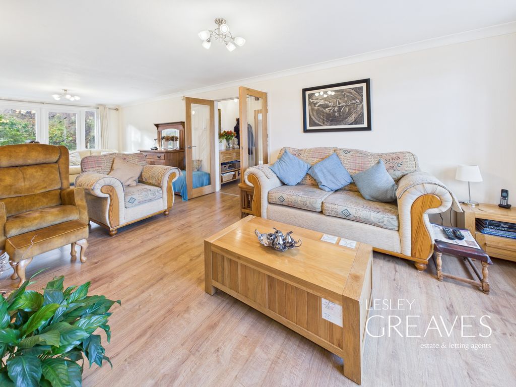 Property photo 3 of 31 Living Room