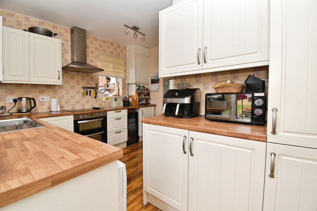 Property photo 2 of 16 Kitchen