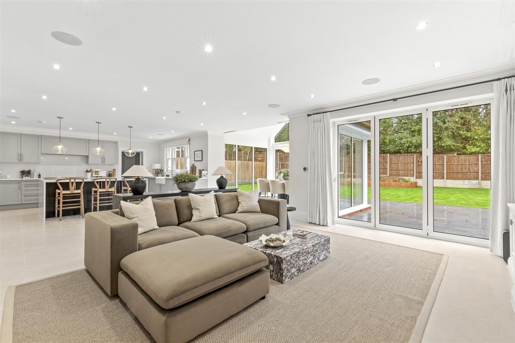 Property photo 2 of 31 South Park Glade, South Park Drive, Sl9 8Jh. -10.J