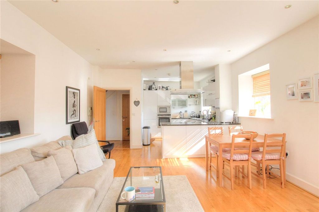 Property photo 2 of 9 Kitchenliving