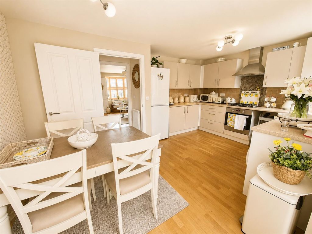 Property photo 3 of 17 Kitchen