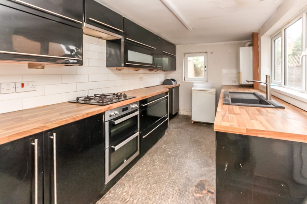 Property photo 3 of 9 Kitchen