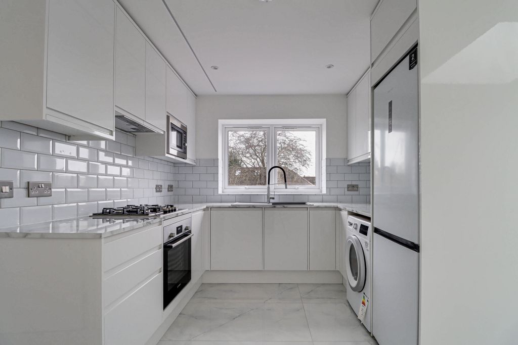 Property photo 3 of 8 Img1364Img1366