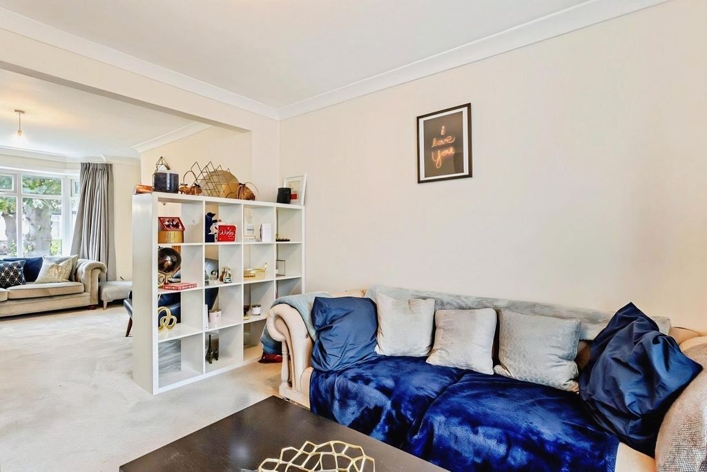 Property photo 2 of 11 Lounge