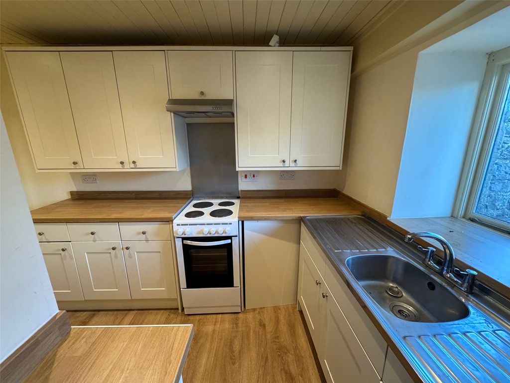 Property photo 3 of 7 Kitchen