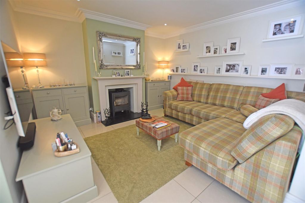 Property photo 3 of 15 Lounge.Jpg