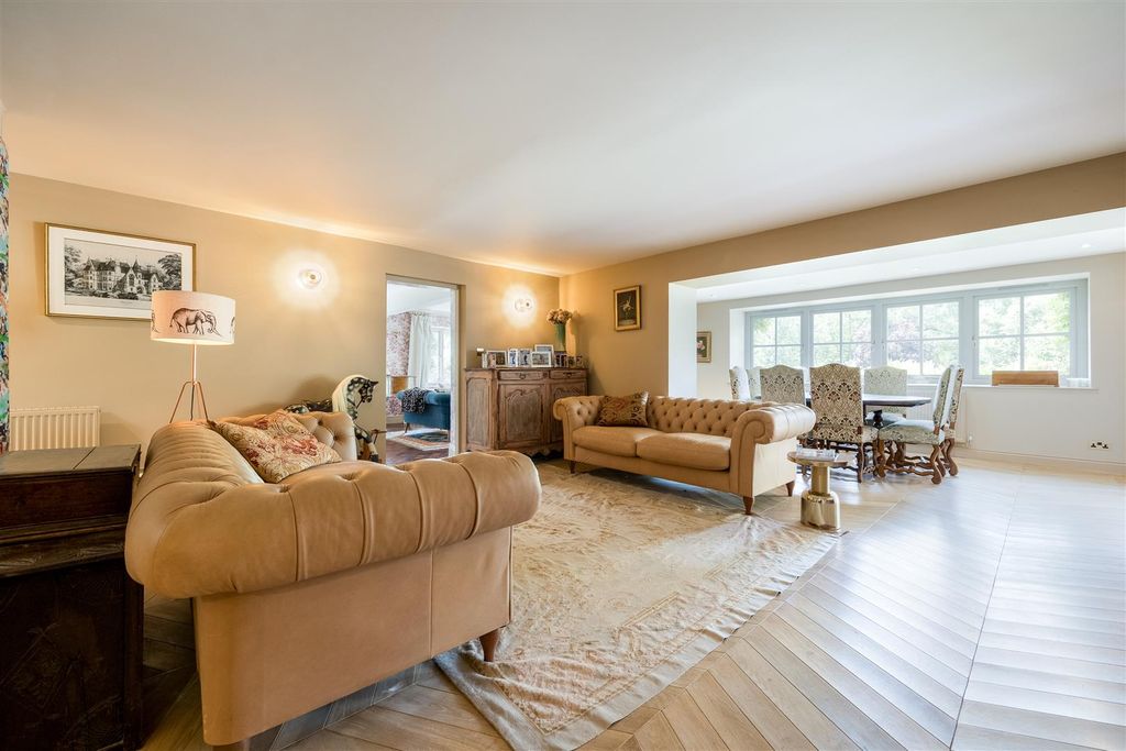 Property photo 3 of 24 Contemporary Living Areas