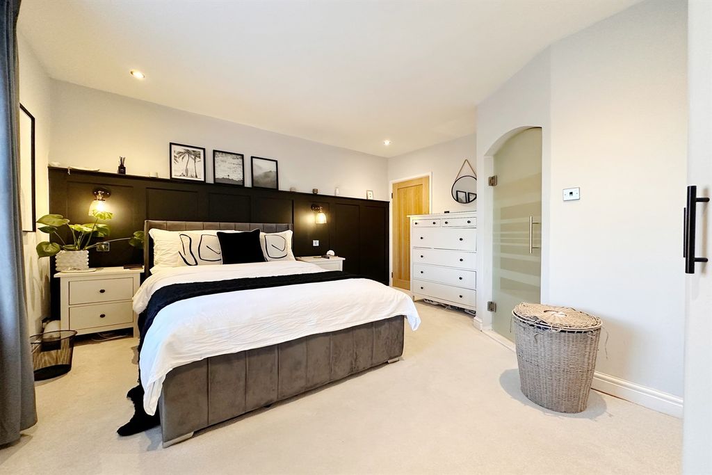 Property photo 3 of 18 Master Bedroom