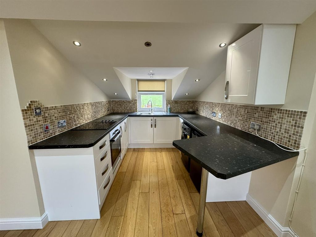 Property photo 2 of 12 Kitchen (1/4)