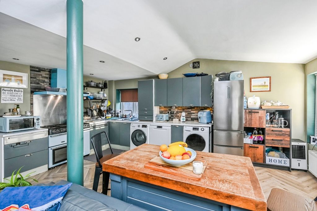 Property photo 3 of 19 Pbox-Img.Jpg