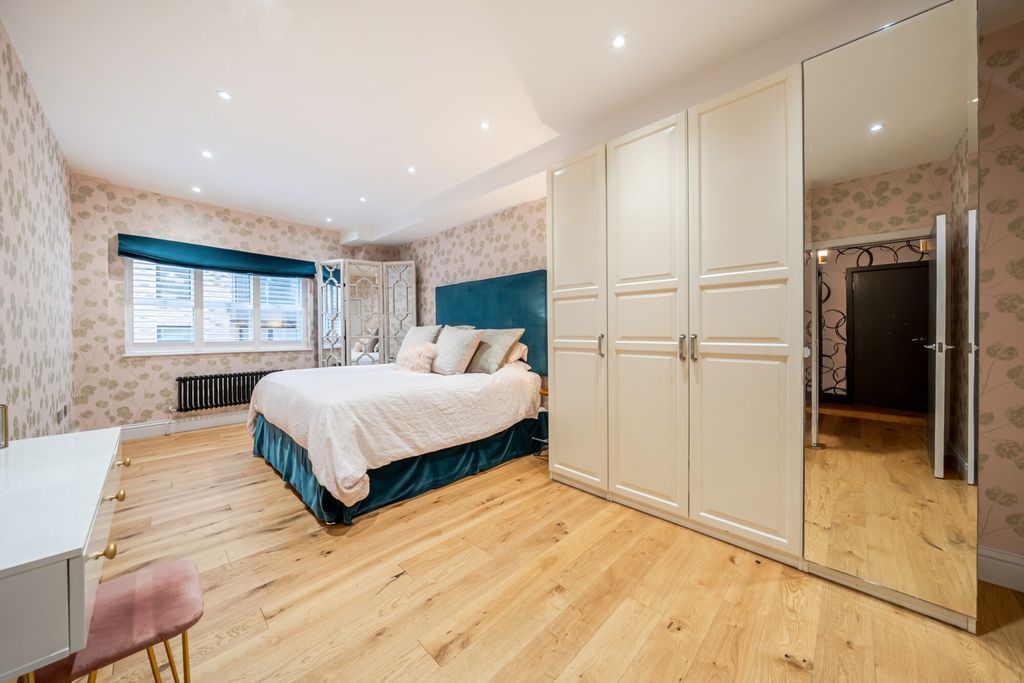 Property photo 3 of 27 Bedroom