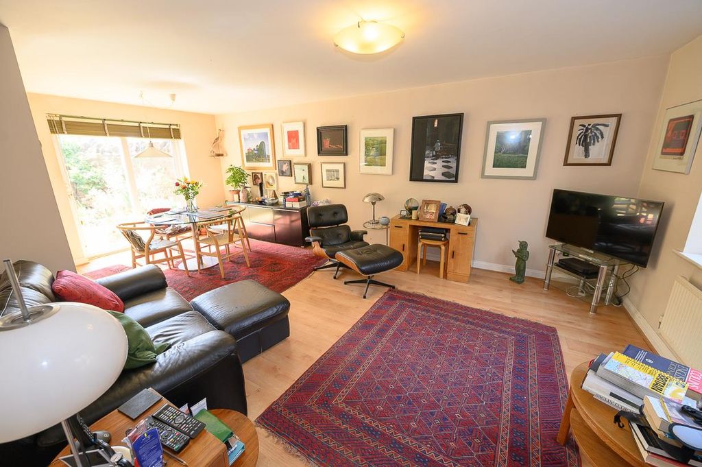 Property photo 2 of 21 Lounge.Jpg