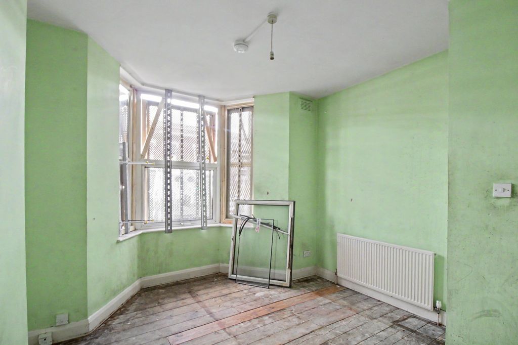 Property photo 3 of 9 Ground Floor Flat, 393 High Road, London E11 4Jt