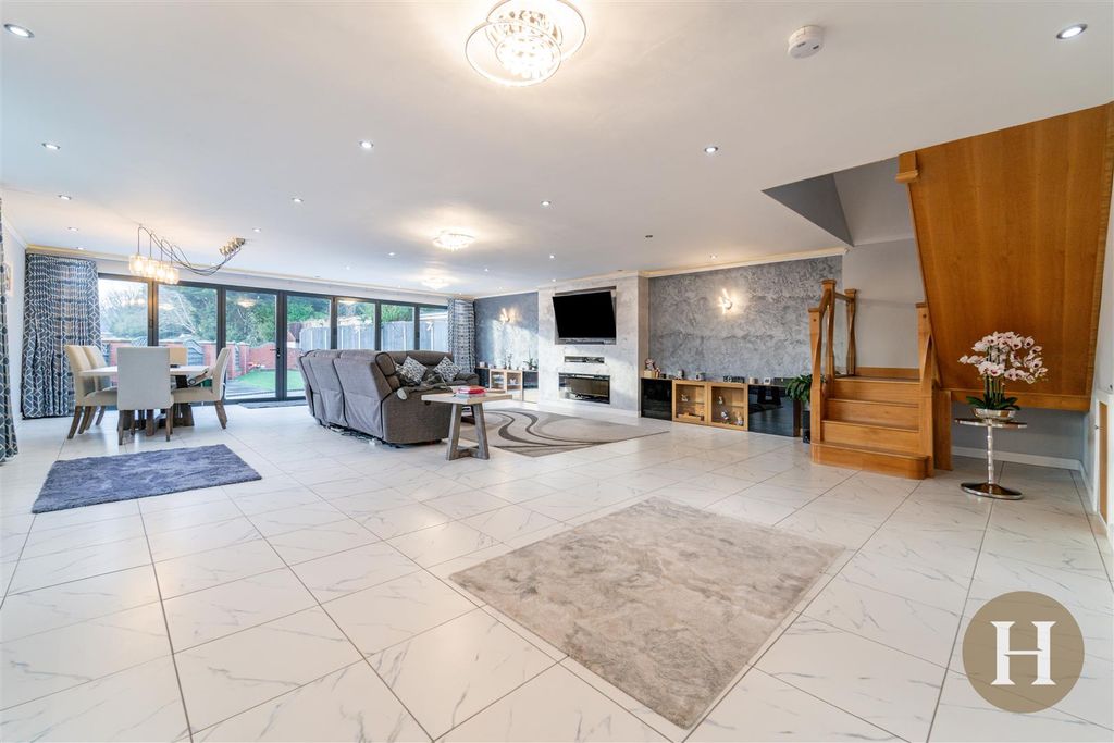 Property photo 2 of 65 Hadleigh Estate Agents-43.Jpg