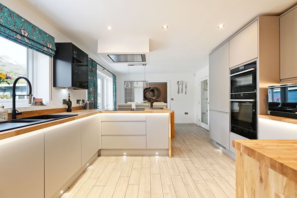 Property photo 2 of 46 Kitchen