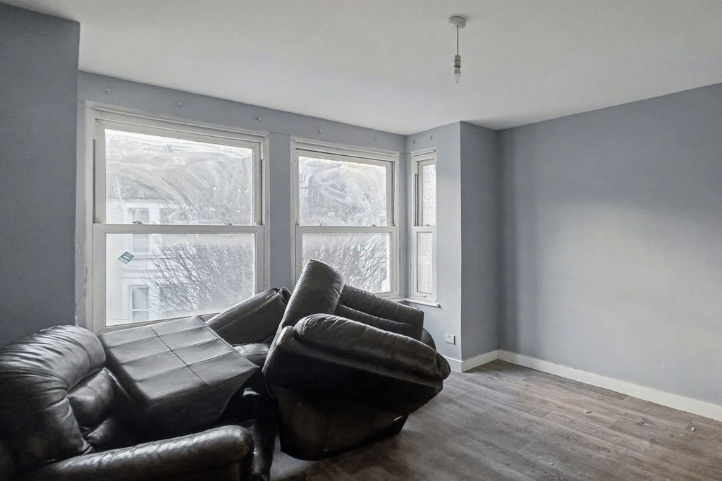 Property photo 3 of 12 Flat B 12 Churchill Road, Willesden, London Nw2 5Ea