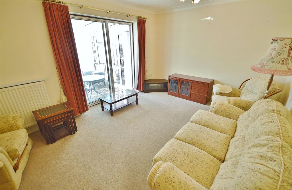 Property photo 3 of 10 Lounge