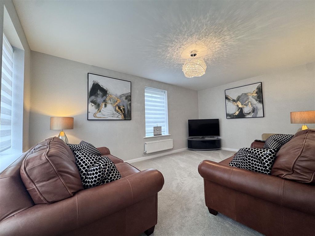 Property photo 2 of 13 Lounge