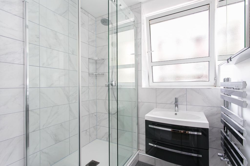 Property photo 2 of 7 Bathroom