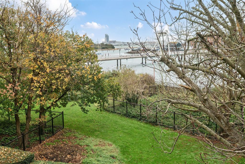 Property photo 1 of 14 Communal Gardens