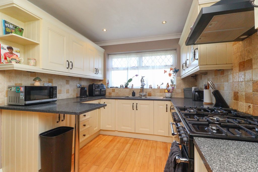 Property photo 3 of 12 Picture 3