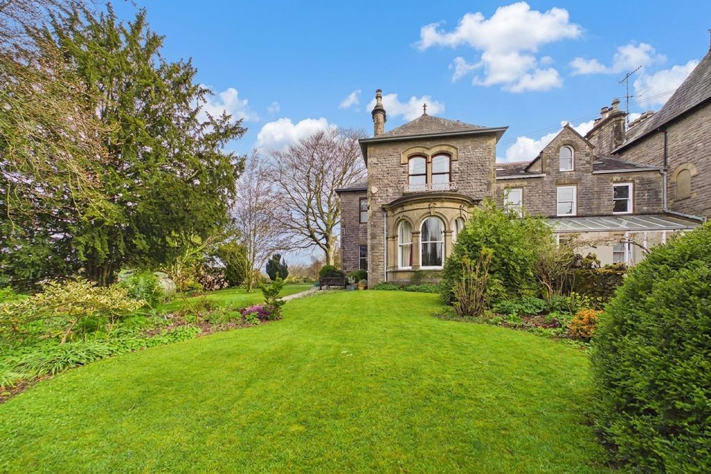 Property photo 1 of 44