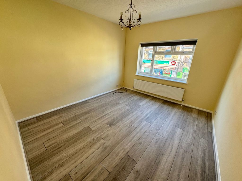 Property photo 1 of 9 Modern 3 Bedroom Flat Available To Rent!