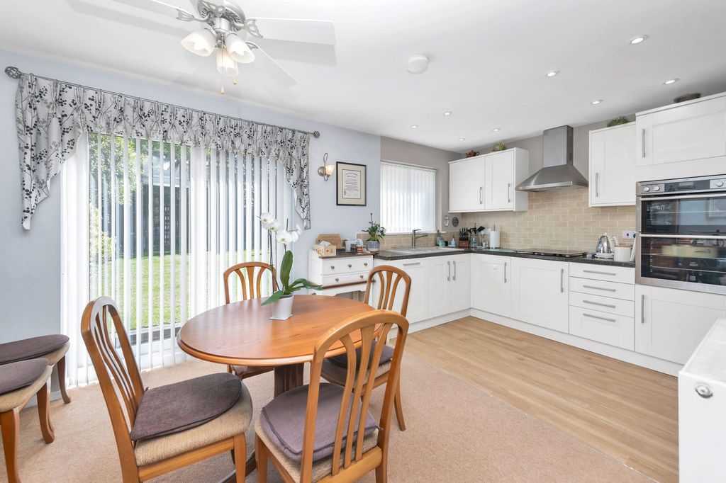 Property photo 3 of 28