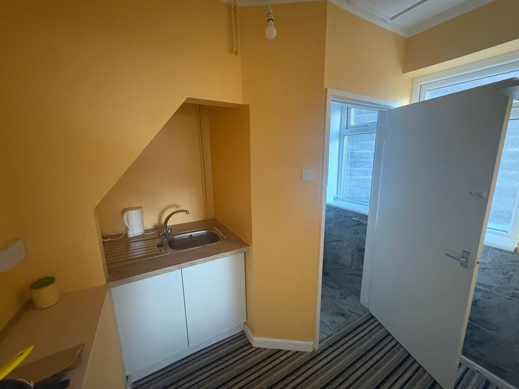 Property photo 3 of 5 Kitchenette